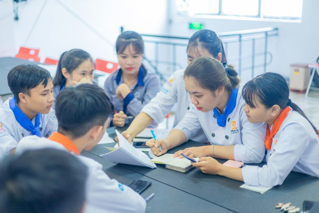 Ứng viên thảo luận về một bản CV hoàn chỉnh thảo luận về một bản CV hoàn chỉnh