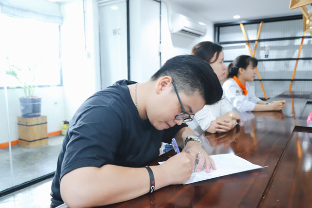 Ứng viên điền phiếu thông tin trước khi phỏng vấn với Nhà hàng Dìn Ký ung vien dien phieu thong tin