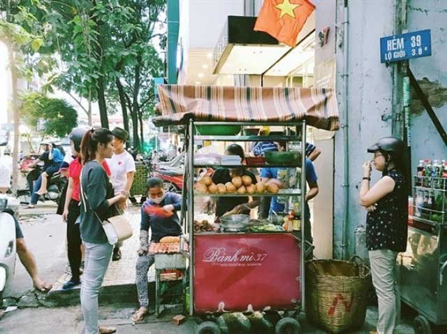 Xe đẩy bánh mì quen thuộc ở khắp con đường Sài Gòn xe day banh mi