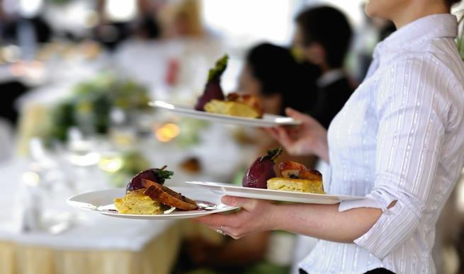 Waitress phải thường xuyên di chuyển, bưng bê thức ăn phục vụ khách yeu cau doi voi waitress trong nha hang