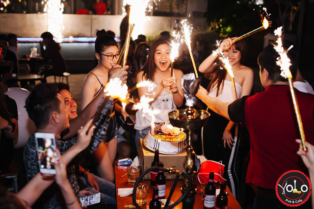 YOLO Pub & Café là “điểm tập kết” sôi động được nhiều bạn trẻ yêu thích yolo pub cafe