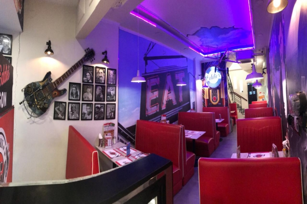 Nhà hàng Eddie's- New York Deli and Diner