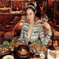 Đầu Bếp Thực Hiện Các Món Ăn Âu Á Để Quay Phim